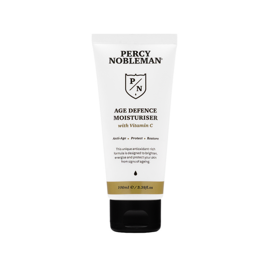 Percy Nobleman Age Defence rakakrem fyrir herra, 100 ml. Andoxunarrík formúla - verndar húðina gegn daglegum streituvöldum í umhverfinu. Inniheldur C-vítamín, engiferrót og griffonia fræþykkni. Hjálpar til við að draga úr einkennum öldrunar. Vegan og cruelty-free.