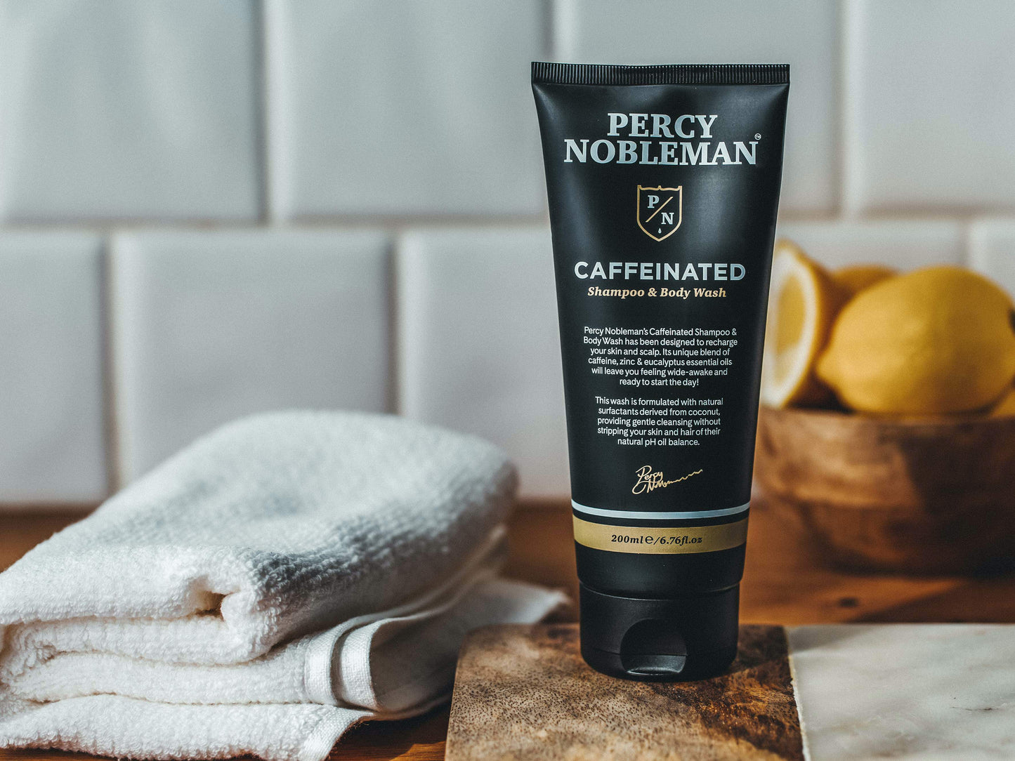Fallegur Percy Nobleman koffín sjampó og sturtugel fyrir herra. 200 ml, Vegan, cruelty-free. Með koffín, sink og eucalyptus ilmkjarnaolíu.
