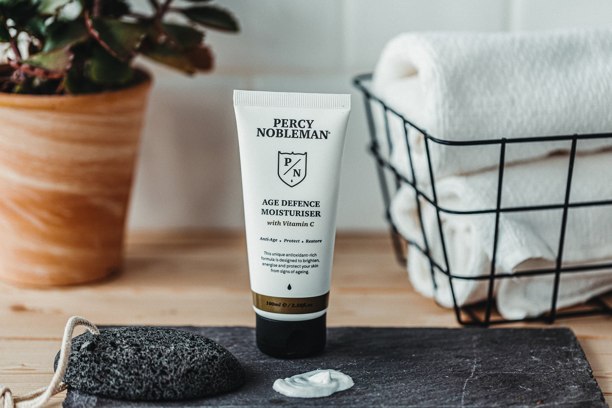 Einstakt rakakrem fyrir herra frá Percy Nobleman Age Defence Moisturiser. 100 ml, Vegan og Cruelty-free. Hjálpar til við að vernda húðina gegn mengun og vinnur á fínum línum.