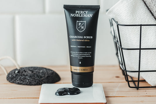 Kolaskrúbbur frá Percy Nobleman með formúlu sem er rík af náttúrulegum AHA sýrum og jojoba. Andlitsskrúbbur sem losar um svitaholur og djúphreinsar svitaholur. 100 ml, Vegan, Cruelty-free.