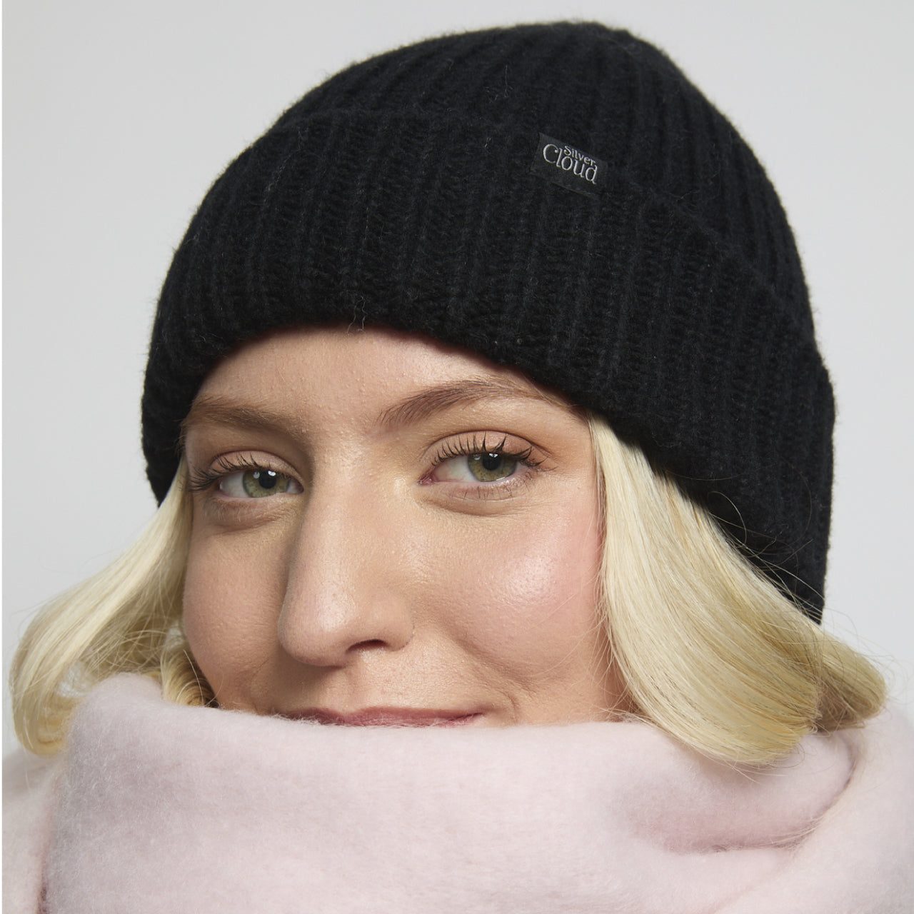 Silver Cloud satínfóðruð húfa með silfurjónum